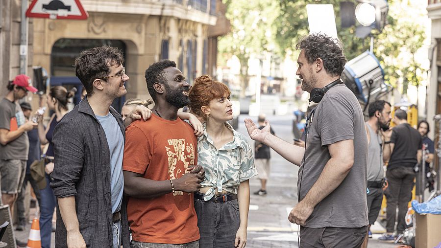 Lander Otaola, Malcom Treviño e Isatso Arana con el director de 'Detective Touré', Esteban Crespo.