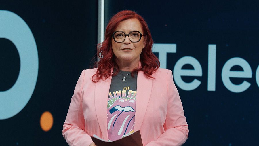 La matemática y presentadora de 'Una matemática viene a verte', Clara Grima, en el plató del telediario de RTVE