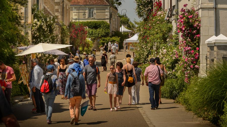 Una de las calles repletas de flores de Chédigny