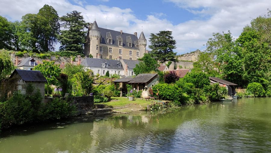 Castillo de Montrésor desde la orilla del río Indrois