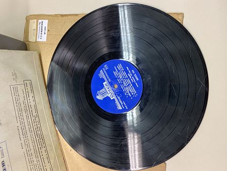 El vinilo 'Más creaciones' totalmente ilegible tras ser rayado