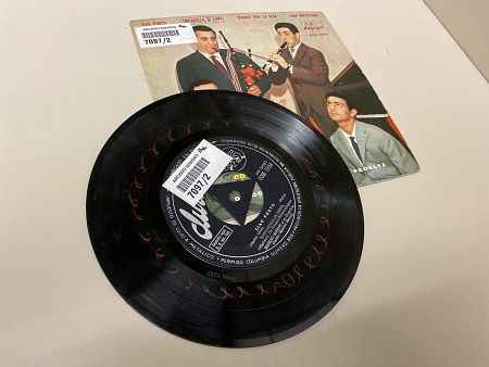 Sin embargo, este vinilo al estar marcado es legible