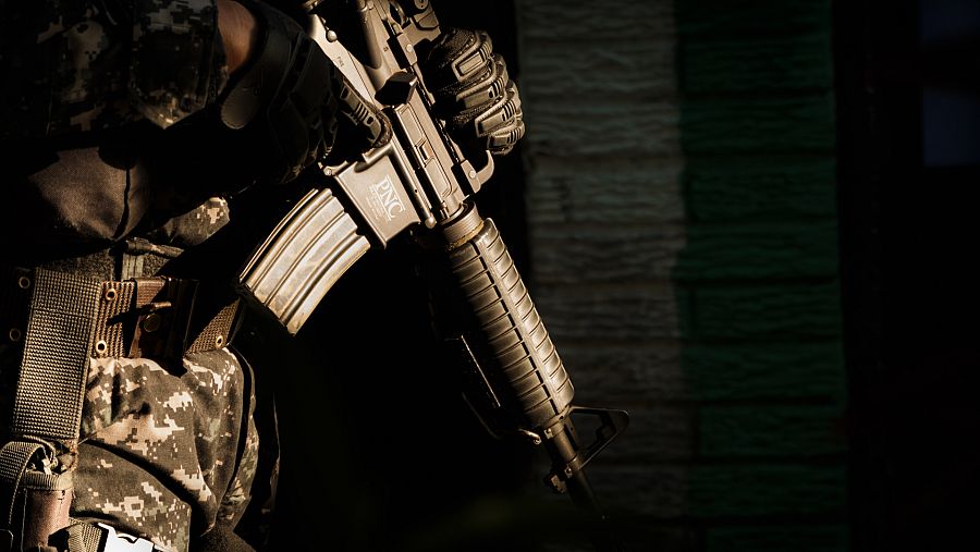 Un policía sujeta el arma con la que sale a patrullar