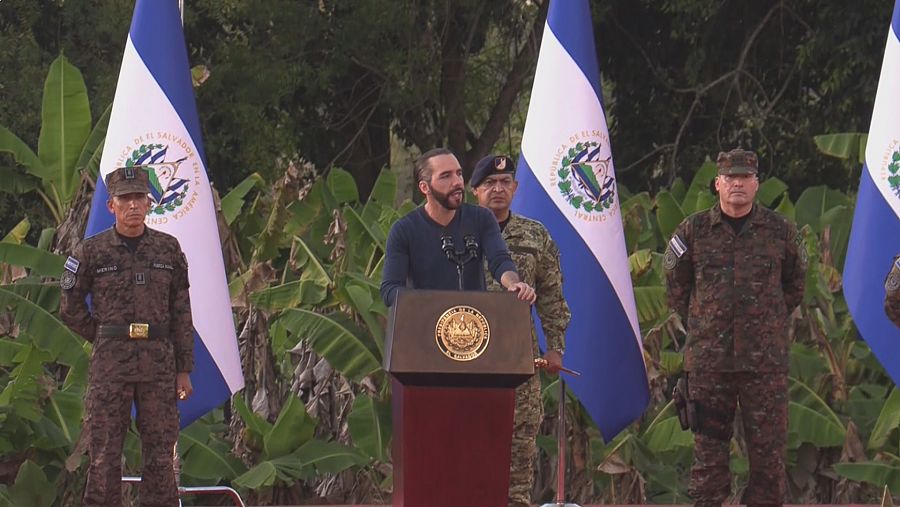 Nayib Bukele en uno de sus discursos con las fuerzas armadas