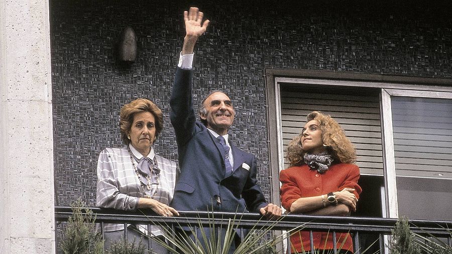 Emiliano Revilla, su hija y su esposa lsaludan desde el balcón del domicilio familiar tras ser liberado de su secuestro