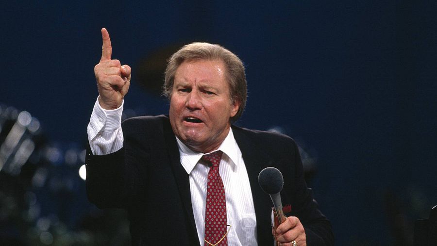 Fotografía del telepredicador evangélico Jimmy Swaggart durante una aparición televisiva