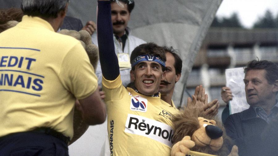Imagen del ciclista Pedro Delgado vistiendo el maillot amarillo tras ganar el tour de Francia