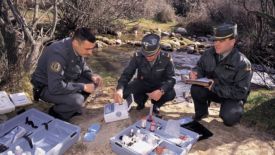 Tres agentes del Seprona llevando a cabo un control de la calidad del agua sobre el terreno