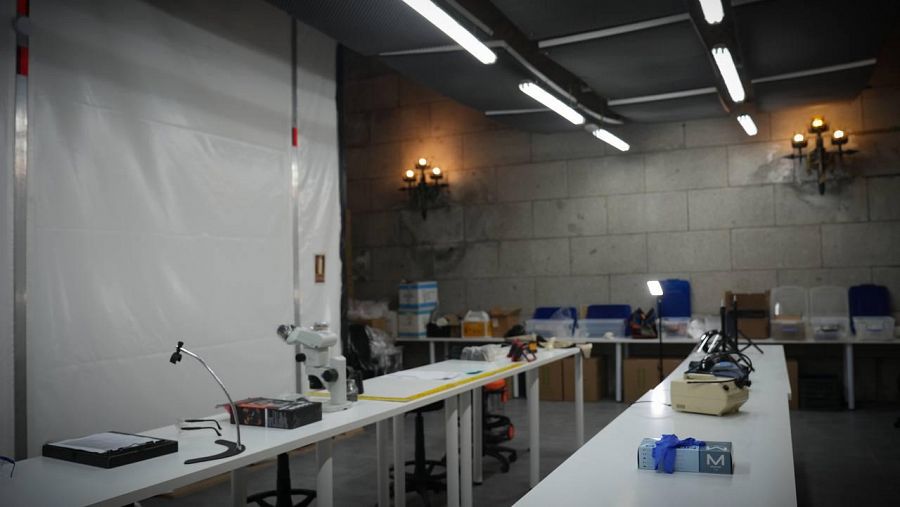 Imagen del laboratorio abierto en Cuelgamuros para realizar el examen forense a las víctimas exhumadas del Valle de Cuelgamuros