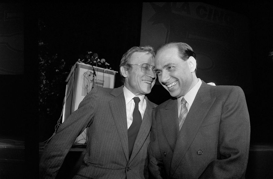 El magnate de la televisión Silvio Berlusconi y el empresario francés Jerome Seydoux en 1986 tras presentar 'La Cinq'