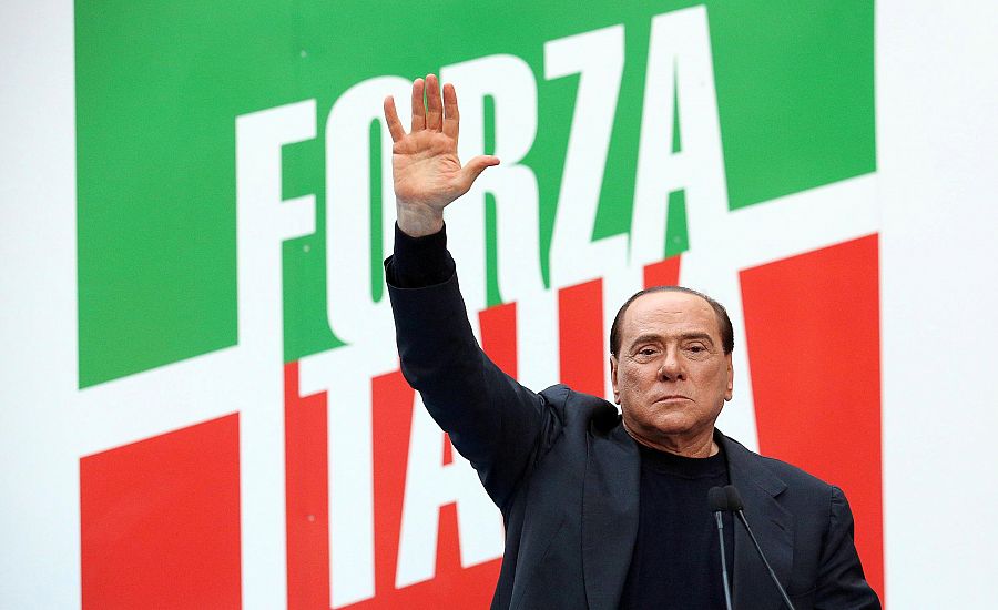 El ex primer ministro italiano Silvio Berlusconi saluda durante una protesta en Roma, 2013