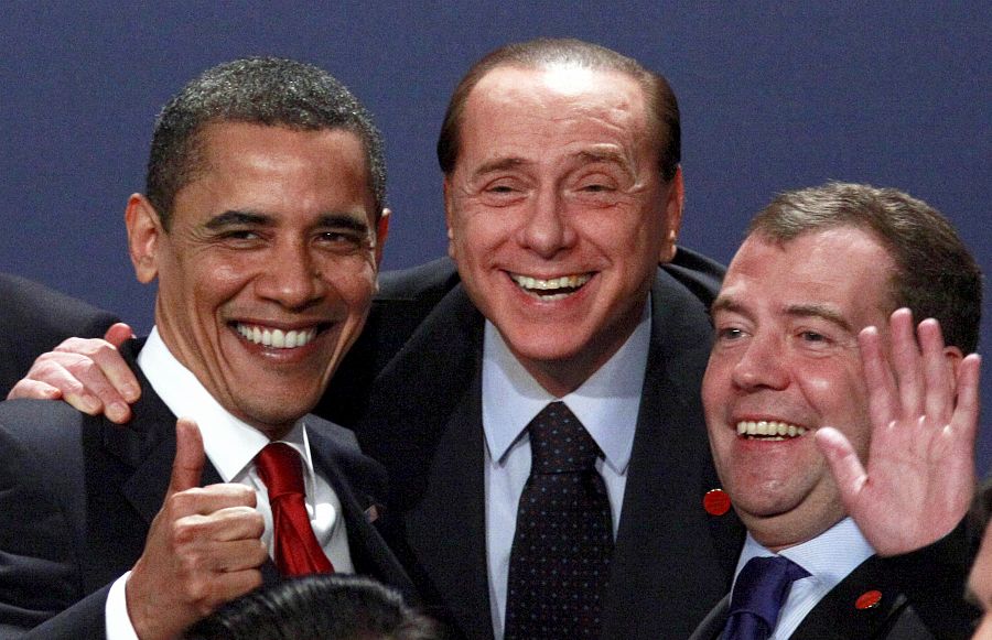 Berlusconi en la cumbre del G20 en Londres, en 2009, junto al entonces presidente de EE.UU., Barack Obama, y a su homólogo ruso, Dmitry Medvedev