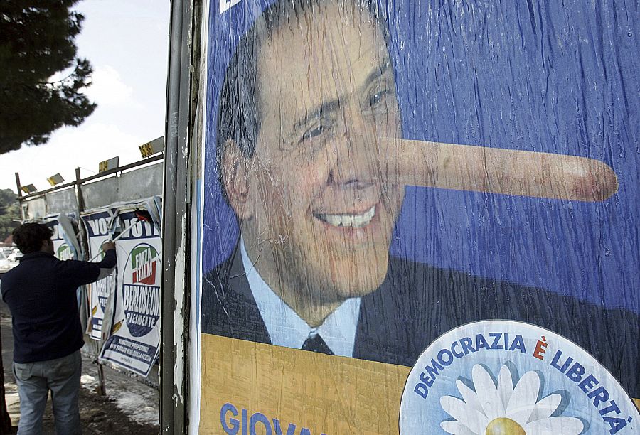 Un cartel del partido político La-Margarita con una imagen retocada de Silvio Berlusconi con una nariz que recuerda al personaje de Pinocho