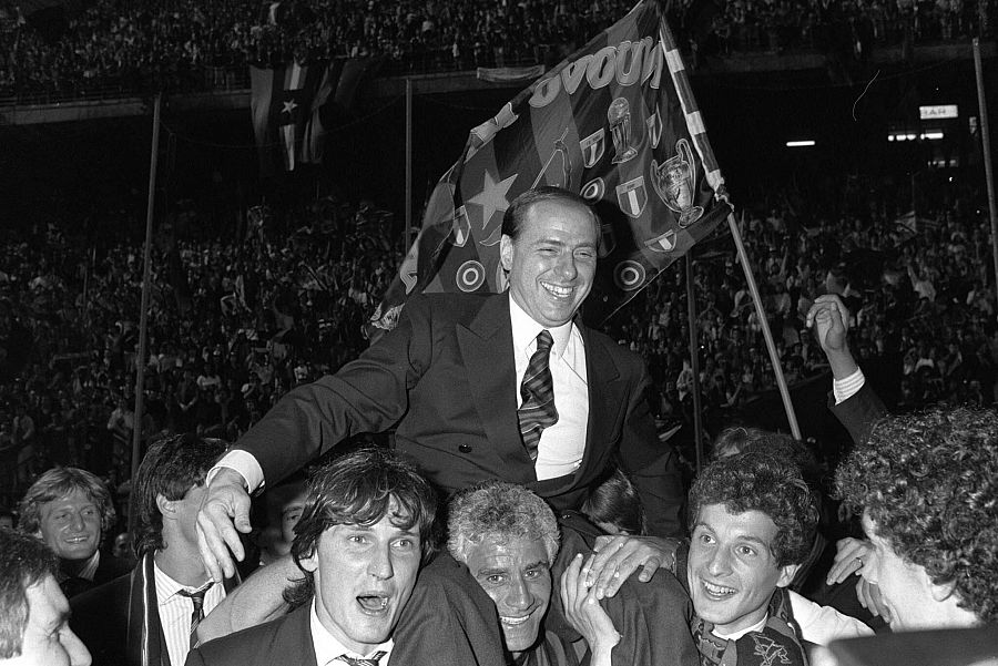 Silvio Berlusconi es llevado a hombros por los jugadores del Milan tras ganar el campeonato italiano de 1988