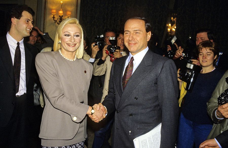 Silvio Belrusconi junto a Raffaella Carrà en la década de 1990