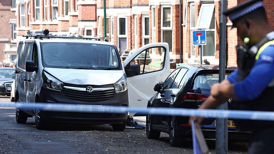 Una furgoneta blanca, con la luna delantera rota, detrás del cordón policial en la calle Bentinck Road en Nottingham, Inglaterra (Reino Unido), tras la detención de un hombre como sospechoso del asesinato de tres personas. Foto: Darren Staples / AFP