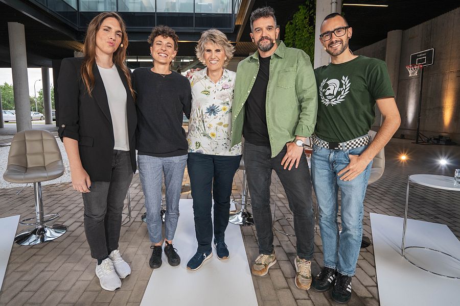 Pau Ribes, Sara Peláez y Alba Palacios con Paloma del Río y David Guerrero