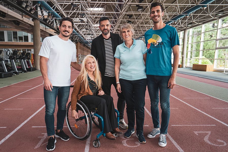 Marc Tur, Gema Hassen-Bey y Damián Quintero junto a Paloma del Río y David Guerrero