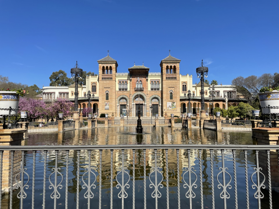 Construido en 1914, con motivo de la Exposición Iberoamericana de 1929, el Pabellón Mudéjar es la sede del Museo de Artes y Costumbres Populares