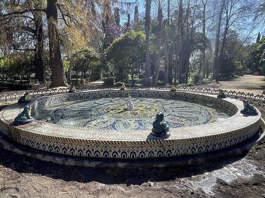 Hay un punto que no te puedes perder en el sevillano Parque de María Luisa por lo curioso de la decoración: el estanque de las ranas