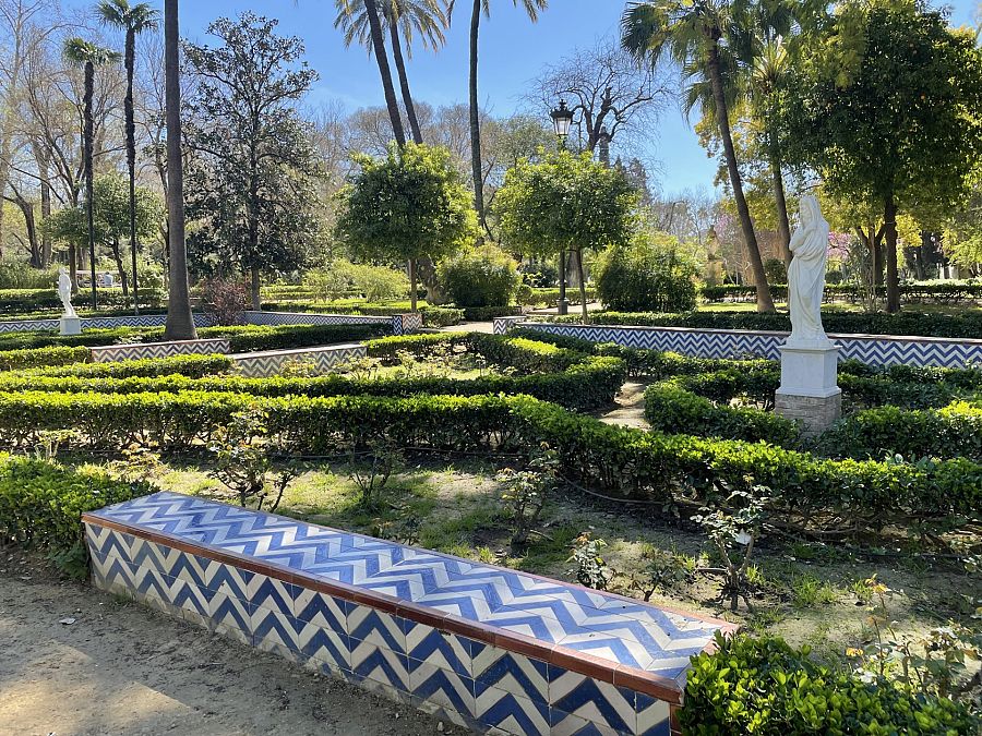 El Parque de María Luisa ofrece bancos de azulejos para sentarse a leer, charlar o descansar, entre esculturas ornamentales y parterres