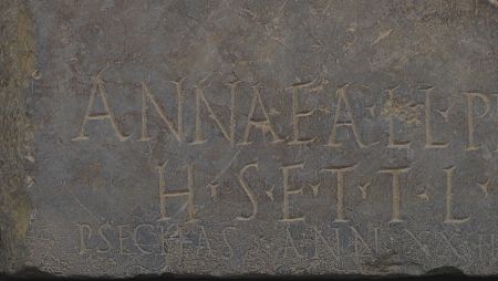 Inscripción funeraria en la exposición `Dobles Miradas: La familia Annea en Córdoba¿