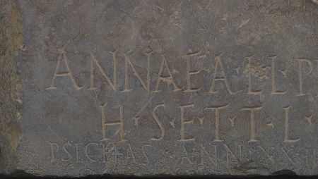 Inscripción funeraria en la exposición `Dobles Miradas: La familia Annea en Córdoba¿