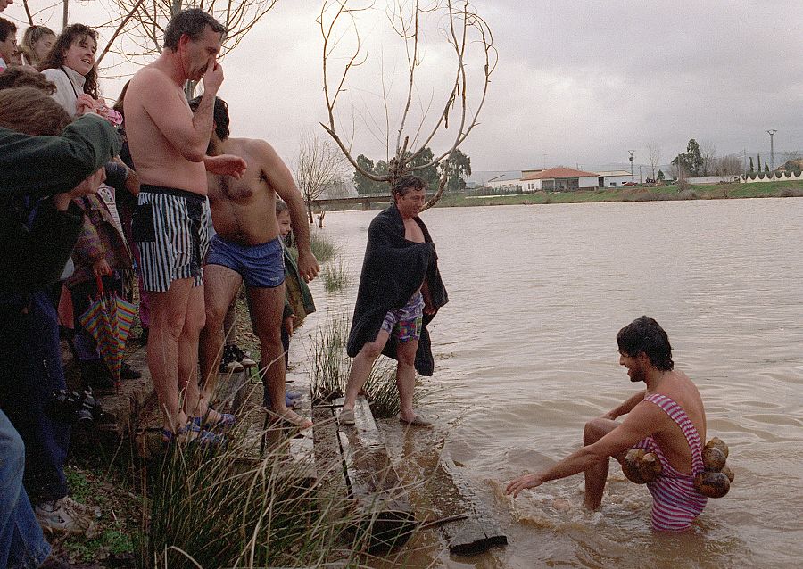 Los vecinos de El Robledo, en Ciudad Real, cumplen su palabra de despedir el año 1995 con un baño en el río Bullaque, para celebrar que su cauce lleva agua tras seis años de sequía