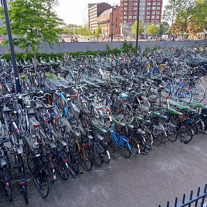 España - Crfoacia: aparcamiento de bicicletas en Róterdam.