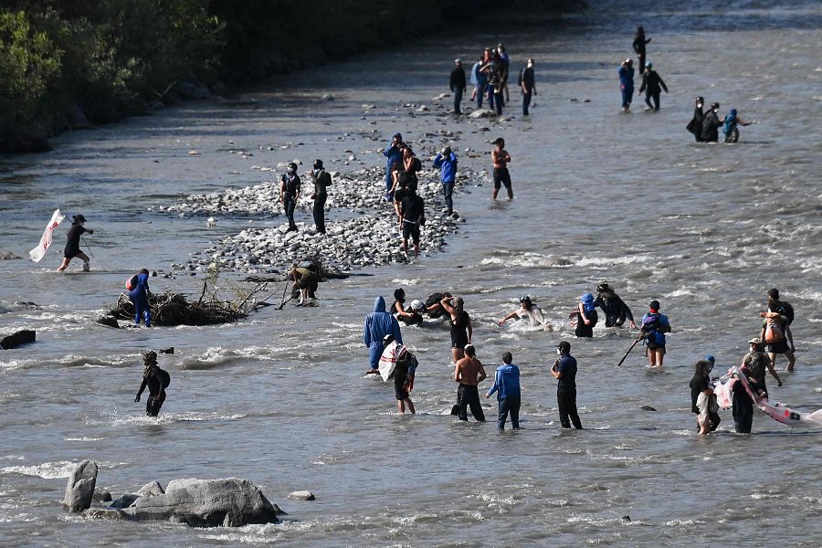 Los manifestantes cruzan el río Arc para bloquear la autopista A43 durante la manifestación