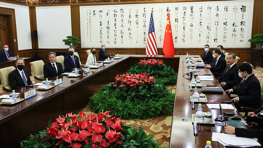 El secretario de Estado de EE.UU., Antony Blinken (segundo por la izquierda) en la reunión con el jefe de la diplomacia china, Wang Yi (segundo por la derecha), este lunes en Pekín. Foto: Leah Millis/Pool via AP