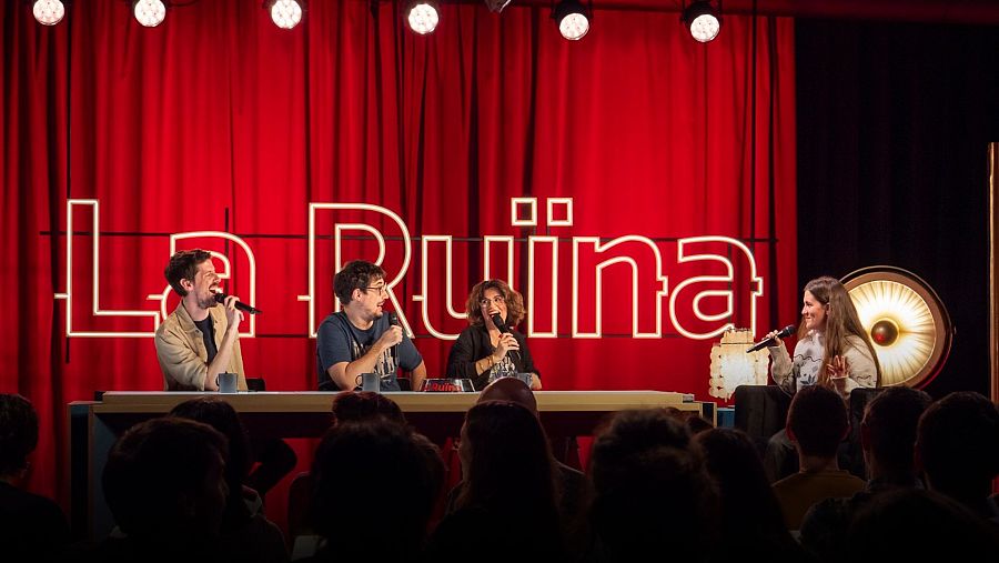 Ignasi Taltavull, Tomàs Fuentes i Agnès Busquets escolten la ruïna d'una persona del públic