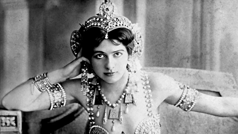 La famosa espía Mata Hari vestida como una bailarina exótica