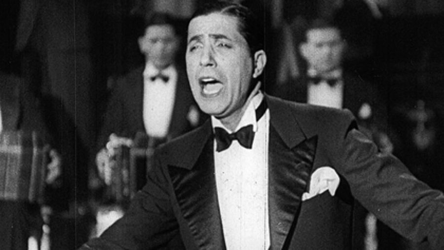 El cantante Carlos Gardel en una de sus muchas actuaciones