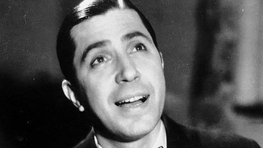 El cantante argentino Carlos Gardel en una de sus muchas actuaciones