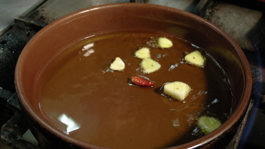 Cortar el ajo en lonchas y echarlo en una sartén con aceite caliente. Después añadimos la guindilla