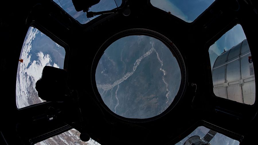 Vista de la cúpula de la Estación Espacial Internacional.