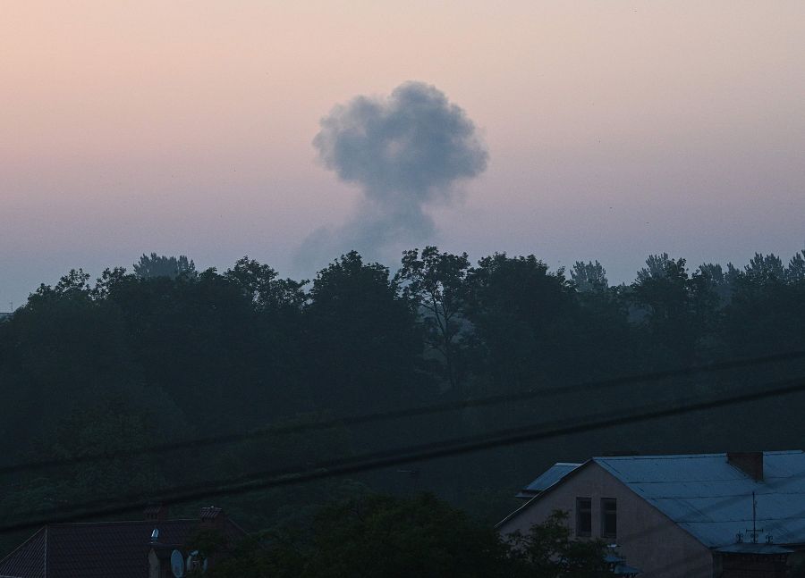 Nube de humo tras un bombardeo ruso en Leópolis el 20 de junio