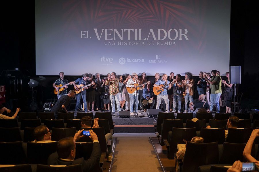 Los Manolos amb part dels artistes convidats a sobre de l'escenari