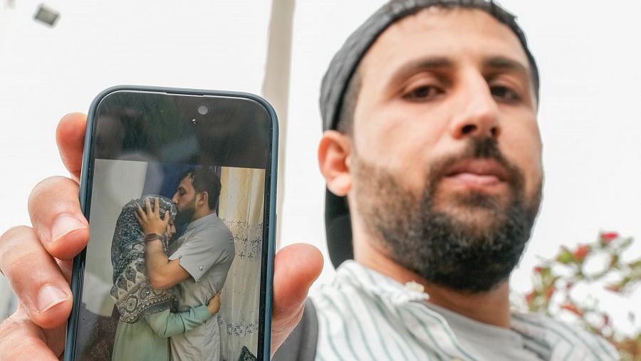 Kassem Abo Zeed sostiene su teléfono en el que aparece una foto con su esposa, Ezra, desaparecida tras el naufragio