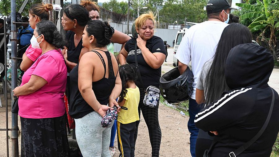 Imagen: Familiares de las reclusas esperan noticias en la puerta de la prisión