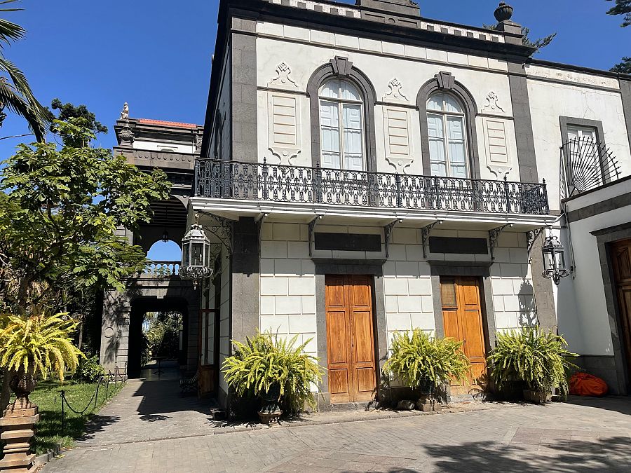 El palacete de los marqueses de Arucas se alza en medio del jardín, con unas 200 plantas ornamentales de distintos continentes