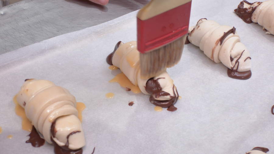 Enrollamos, untamos huevo y metemos al horno