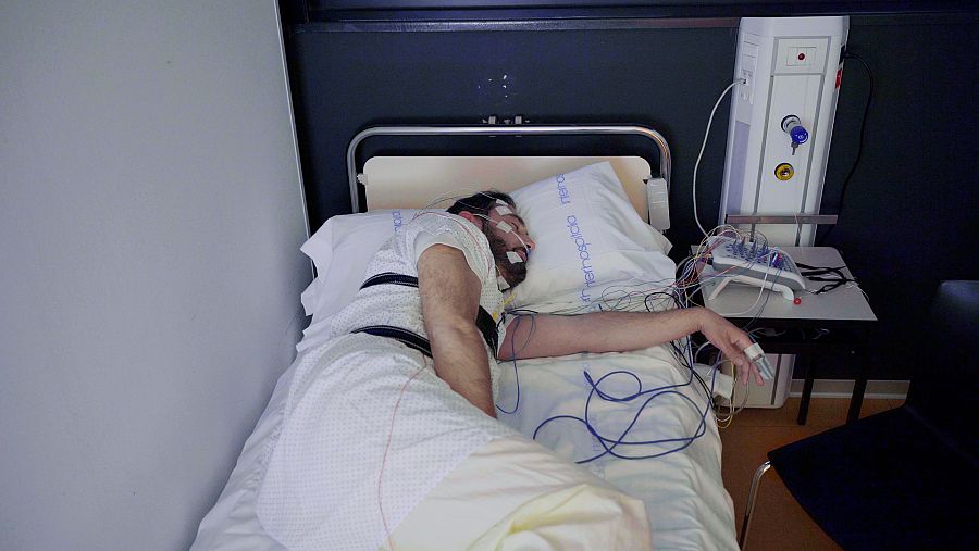 Pere Estupinyà se realiza una polisomnografía para conocer la calidad de su sueño.