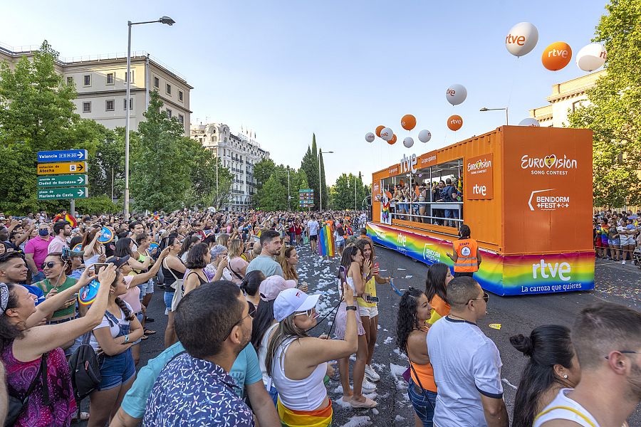 Carroza de RTVE en la manifestación del Orgullo 2022 en Madrid
