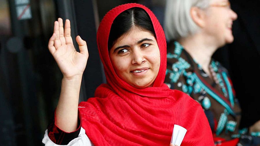 La activista paquistaní Malala Yousafzai saludando