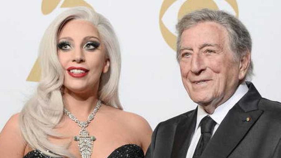 La cantante y actriz Lady Gaga junto al artista Tony Bennet posando con el premio Grammy conseguido al mejor álbum pop tradicional en 2015