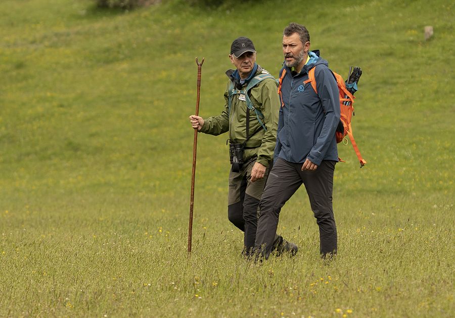 Juanjo Pardo con Javier, el guía, en el valle del Rabanal