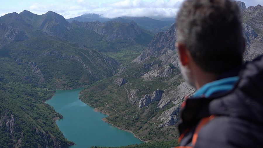 Juanjo Pardo contemplando el Valle de Anciles desde el Pico Gilbo