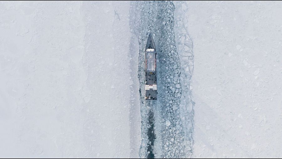 Un buque navega entre el hielo ártico